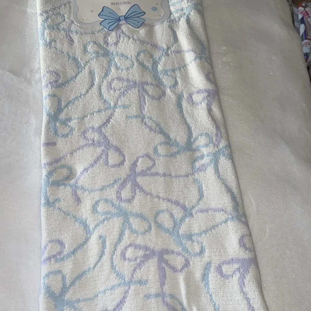 NWT - Envogue Bow ribbon blue and purple Throw